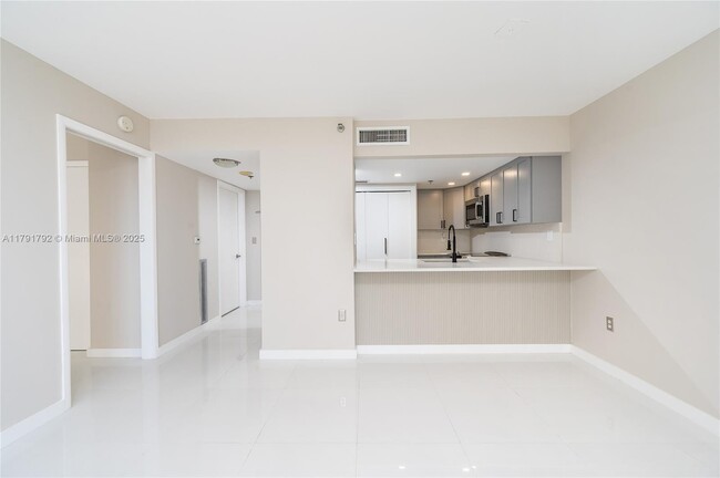 Building Photo - 540 Brickell Key Dr