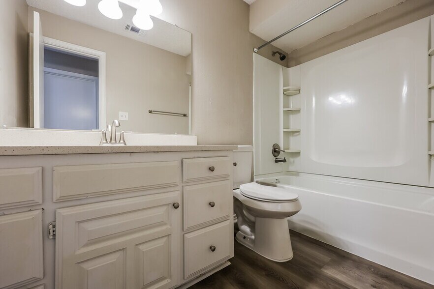 Building Photo - 308 Southlake Dr
