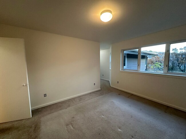 Building Photo - 2 Bedroom Duplex For Rent In Hood River