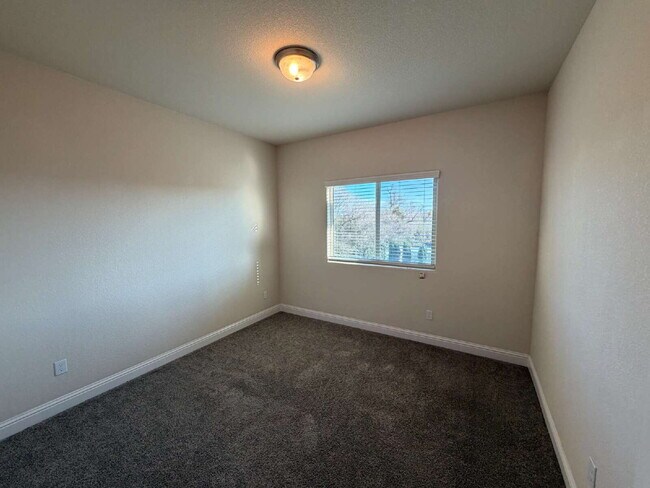 Building Photo - 2494 Valdes Dr