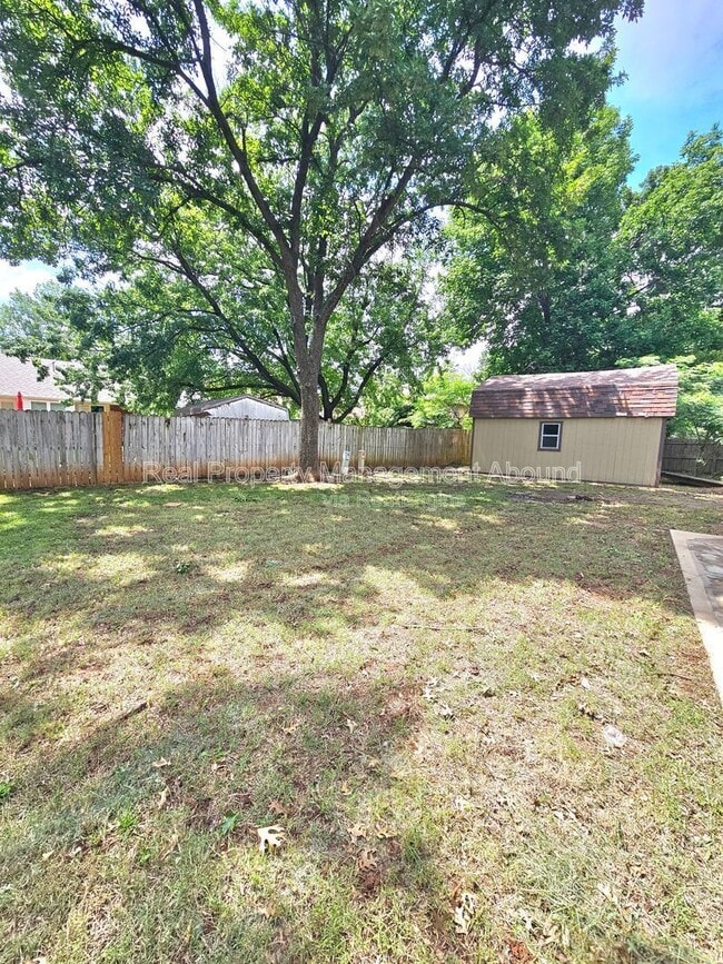 Building Photo - 1811 W Gulfport Cir