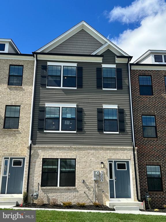 Building Photo - 5225 Manor Park Dr