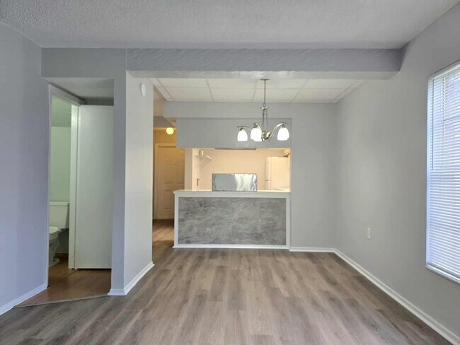 Building Photo - 2 bed / 1.5 bath Townhouse for RENT