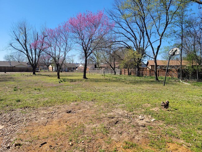 Building Photo - Newly Remodeled 3 Bedroom/2 Bath Home In V...