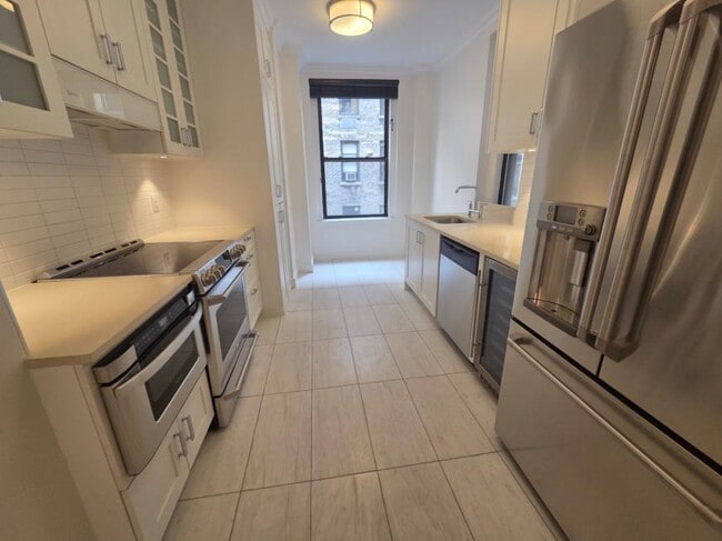 Building Photo - 3 bedroom in New York NY 10028