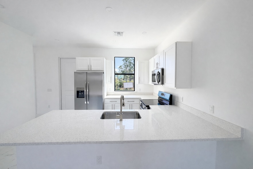 Building Photo - 828 Holmes Ave