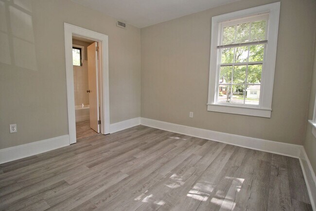 Building Photo - Spacious Student Home in Melrose Heights –...