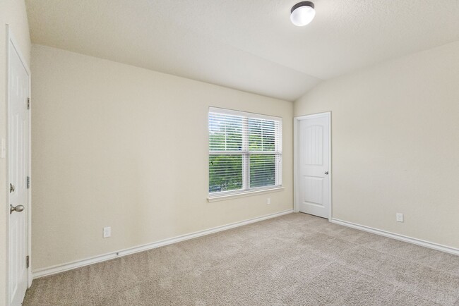 Building Photo - 5 Bedroom/3.5 Bath Saddle Creek Subdivision
