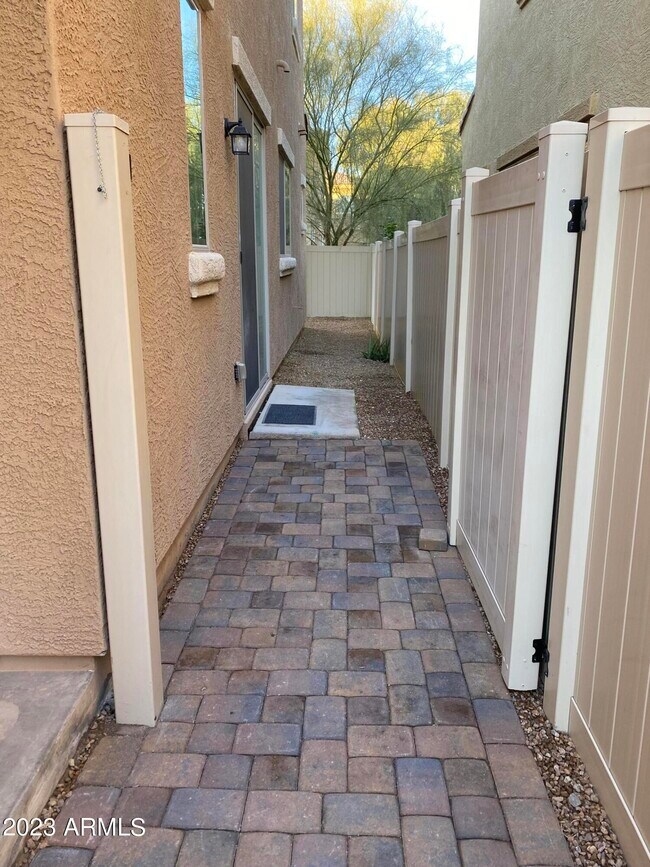 Building Photo - 1367 S Country Club Dr