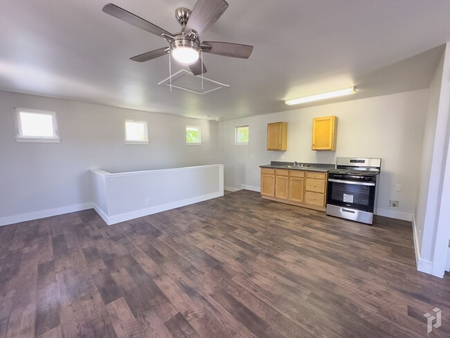 Building Photo - Sharp and Clean Chico Studio Apartment!