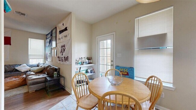 Building Photo - 2933 McLaren Dr