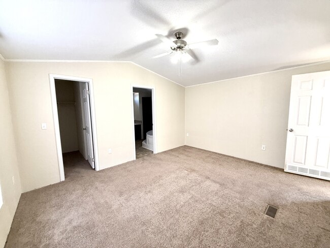 Building Photo - 291 Golden Dr