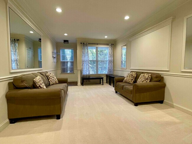 Building Photo - 53 Ross Way