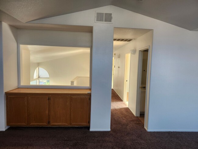 Building Photo - Spacious 4-Bedroom Home in a Prime Location