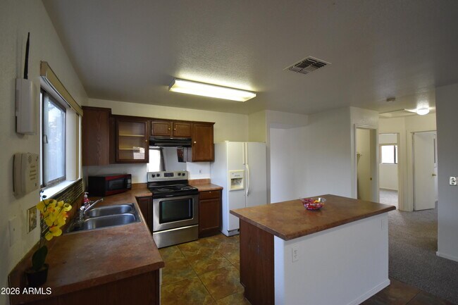 Building Photo - 2404 W Roeser Rd