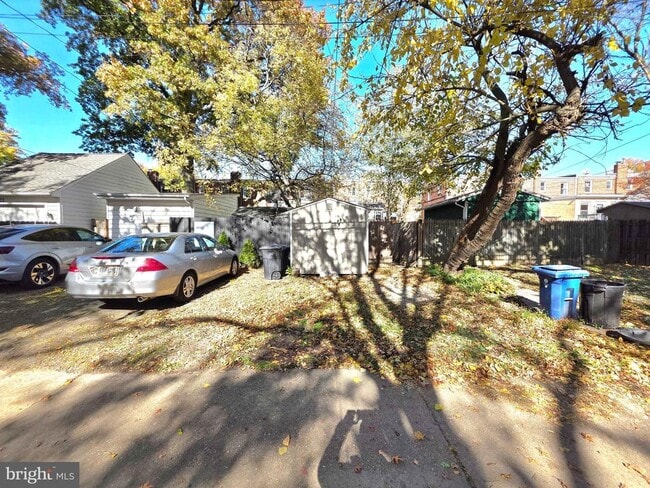 Building Photo - 527 E Nelson Ave