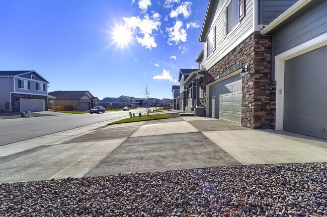 Building Photo - Gorgeous 4 bed, 3 bath, loft and an office!