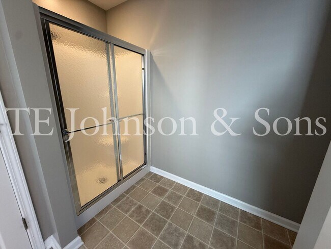 Building Photo - Spacious 4 Bedroom Home with Fenced Yard & Two Car Garage in Clemmons