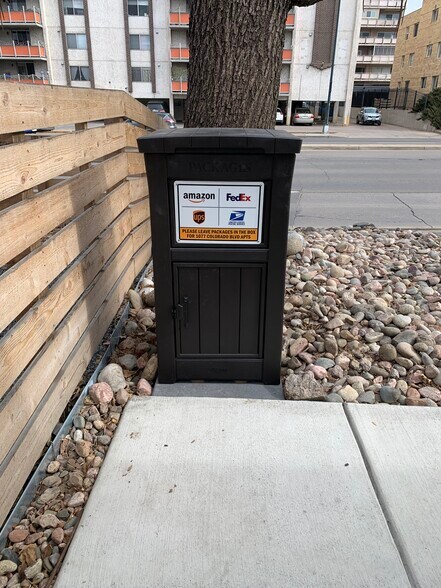 Package box - 1077 Colorado Blvd