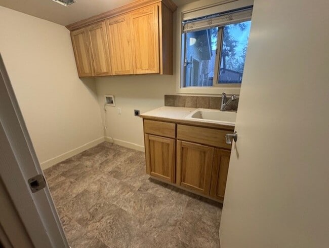 Building Photo - Family home just across from Pine Ridge elementary