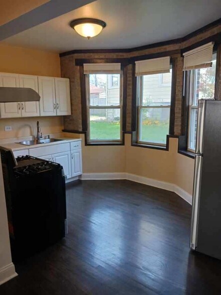 Kitchen - 3457 N Lowell Ave