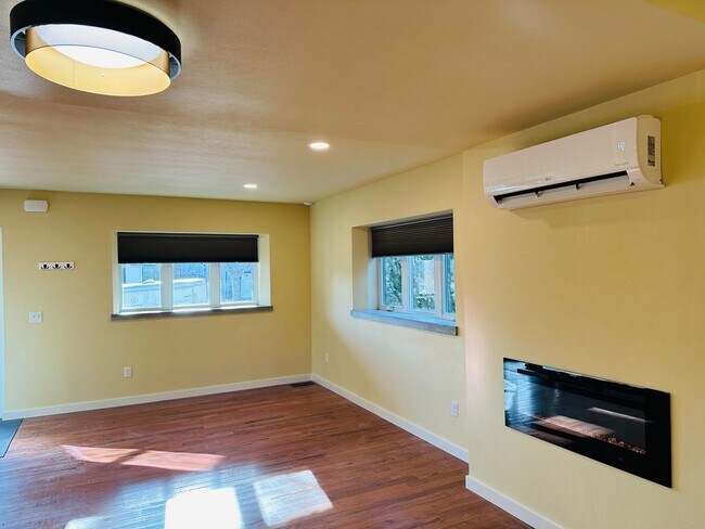 Building Photo - 605 Alderson Ave