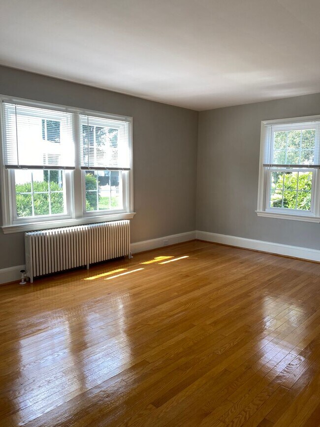 Building Photo - Updated 3 bedroom, 1.5 bathroom single fam...