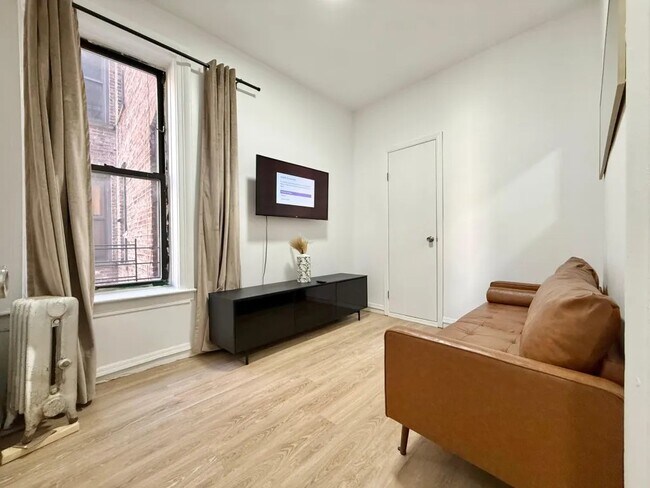 Building Photo - Furnished room/NOT APARTMENT