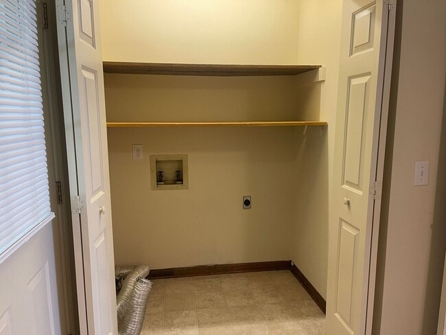 Building Photo - Beautiful 2-Bedroom Townhome in a Prime Location!