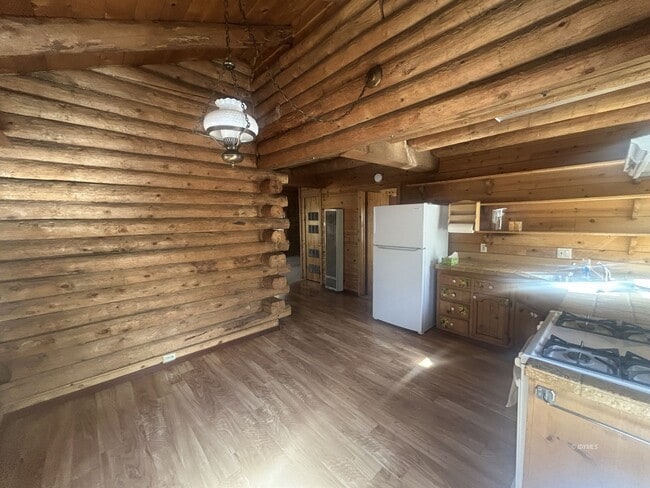 Building Photo - Quaint Log Mountain Cabin for Rent