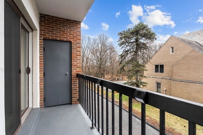 Building Photo - 245 Sea St