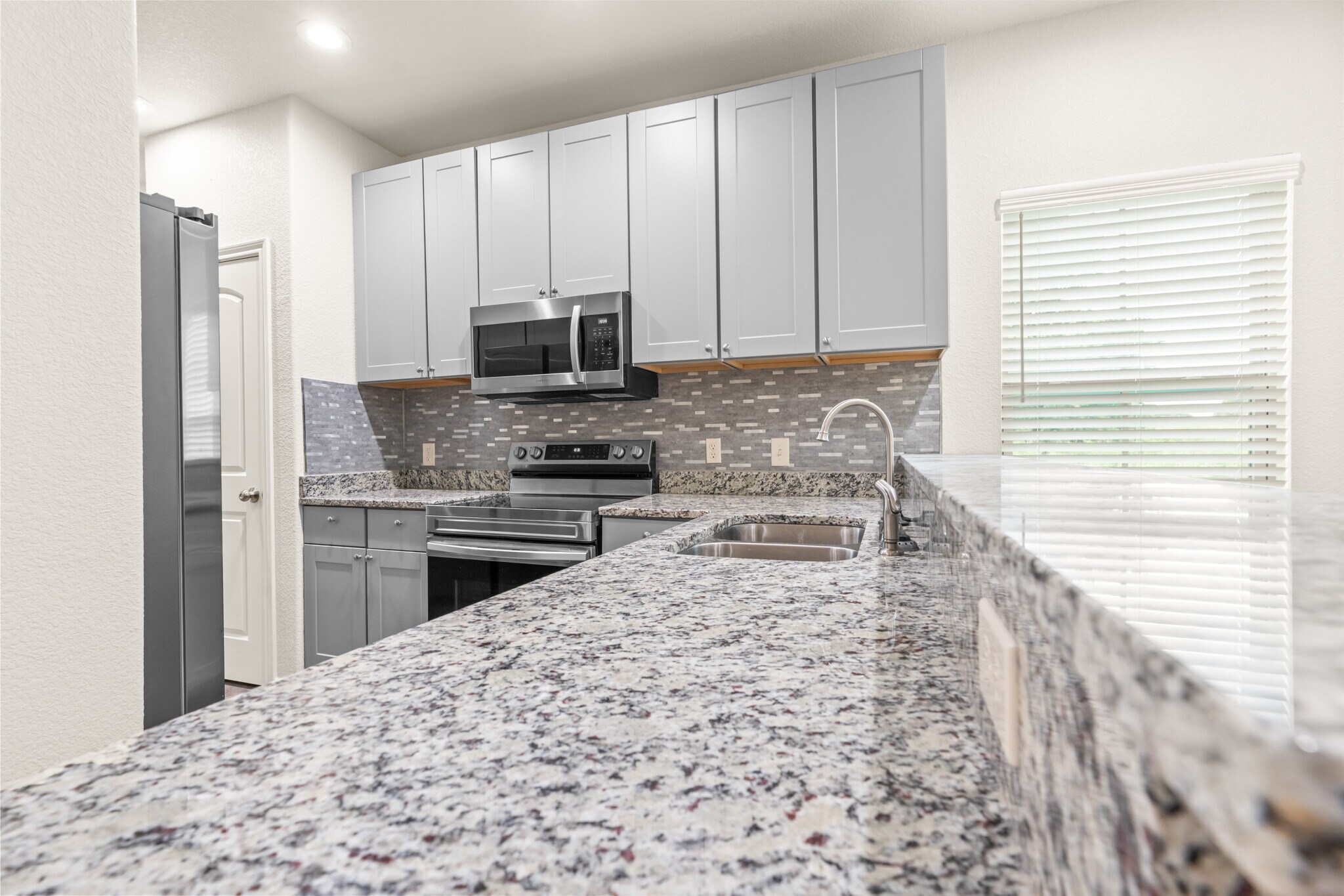 Building Photo - 525 E Spring Valley Rd