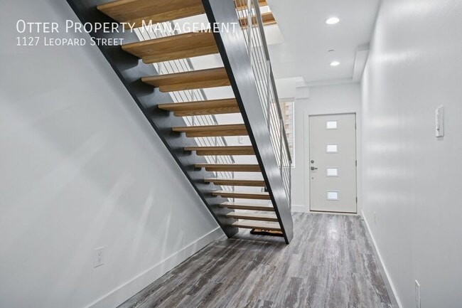 Building Photo - 1127 Leopard St