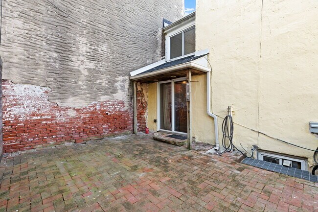 Building Photo - 246 E Thompson St