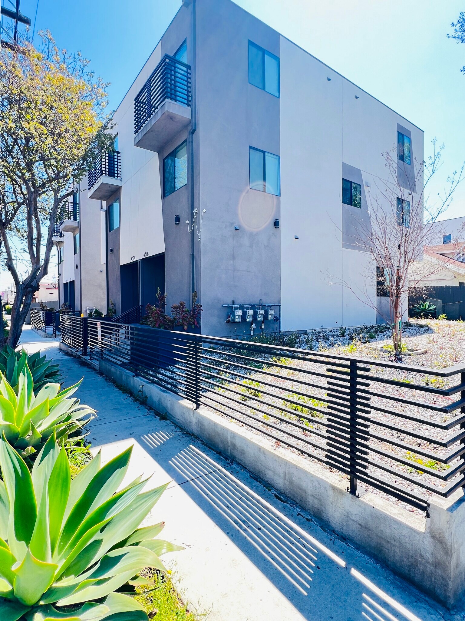 Building Photo - 4576 Oakwood Ave