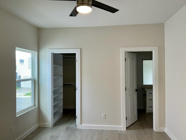 Building Photo - 7511 Cresta Bella St