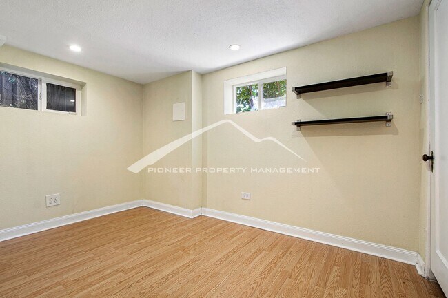 Building Photo - Beautiful Home With Central A/C and Enclosed Backyard