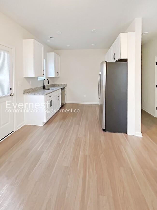 Building Photo - 3 Bed/2 Bath Home with Off-Street Parking / Pet-Friendly / Vouchers Accepted / Coming Soon!