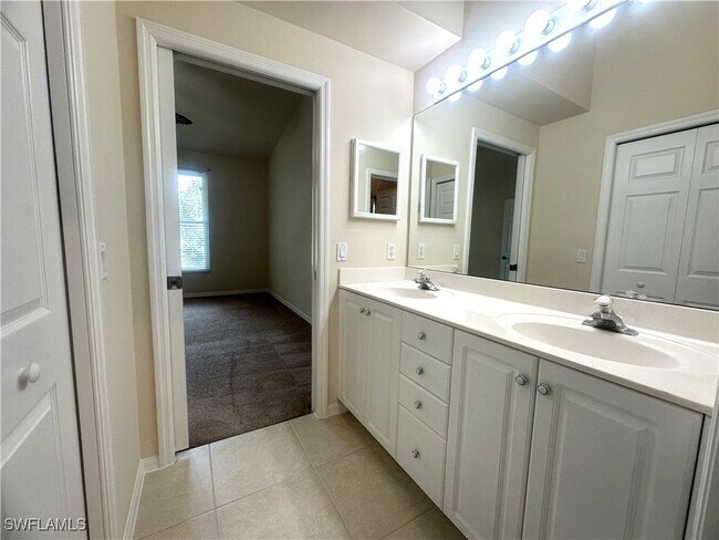 Building Photo - 1320 Charleston Square Dr