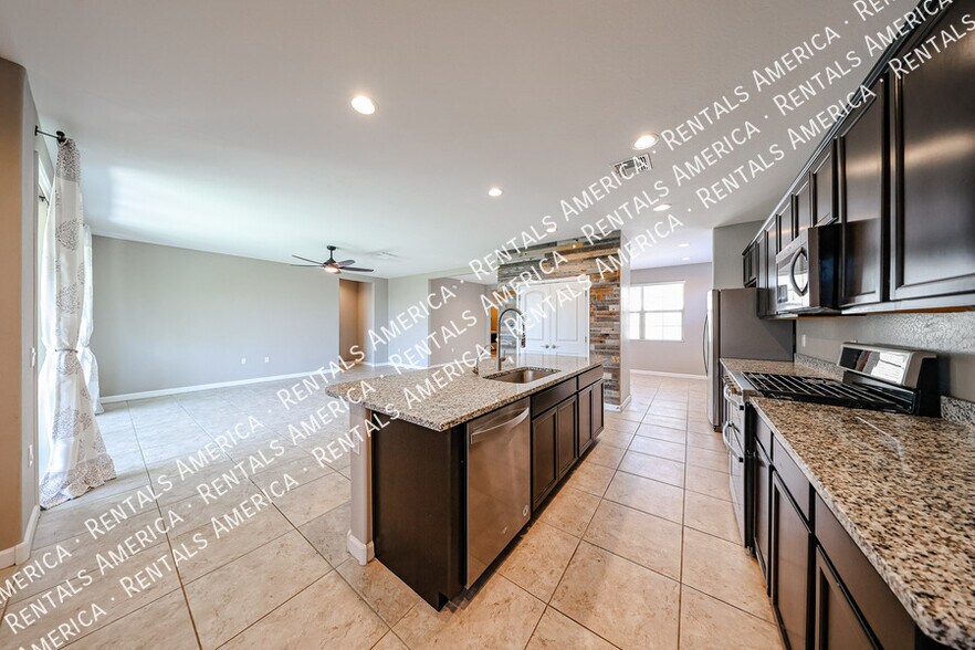 Building Photo - 29539 W Whitton Ave