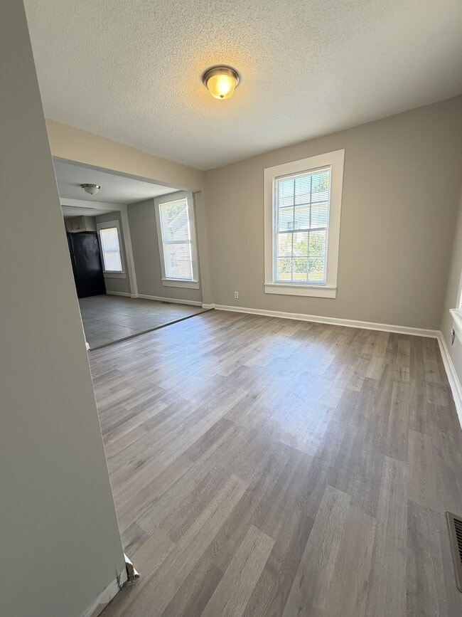 Building Photo - 919 N Walnut St