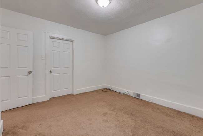 Building Photo - Available August  2026 - Beautiful 2.5 Bedroom, 1 Bath Home in Mt. Washington Area!