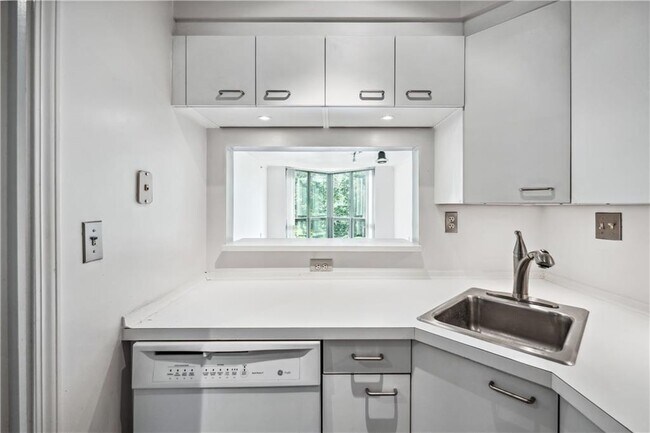 Building Photo - 2870 Pharr Ct S Northwest