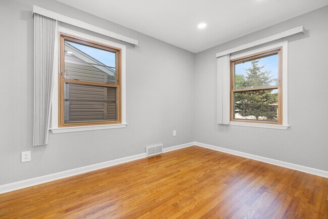 Building Photo - 5348 N Lydell Ave