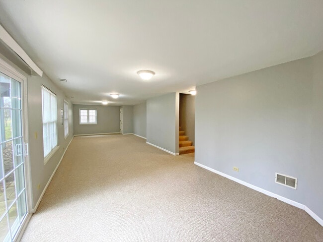 Building Photo - 6146 Golfview Dr