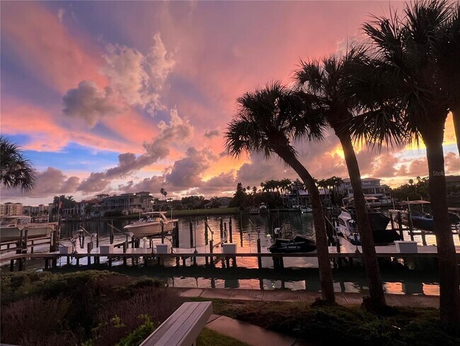 Building Photo - 910 Pinellas Bayway S