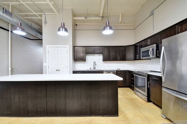 Building Photo - 3363 E Commerce St