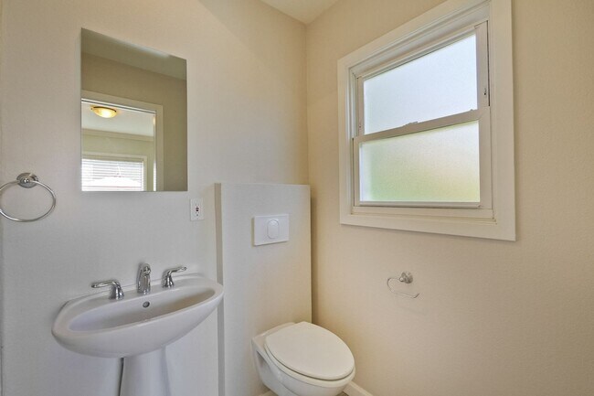 Building Photo - Awesome Home Located in a Quiet Tree Line ...