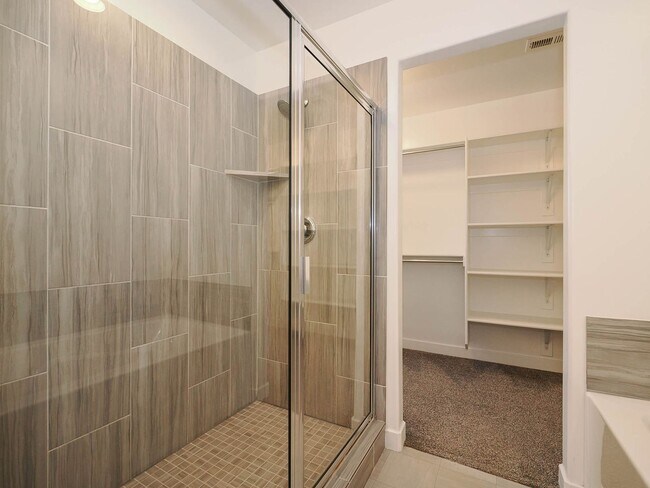 Building Photo - 3 Bedroom, 2.5 Bathroom Riverton Town Home