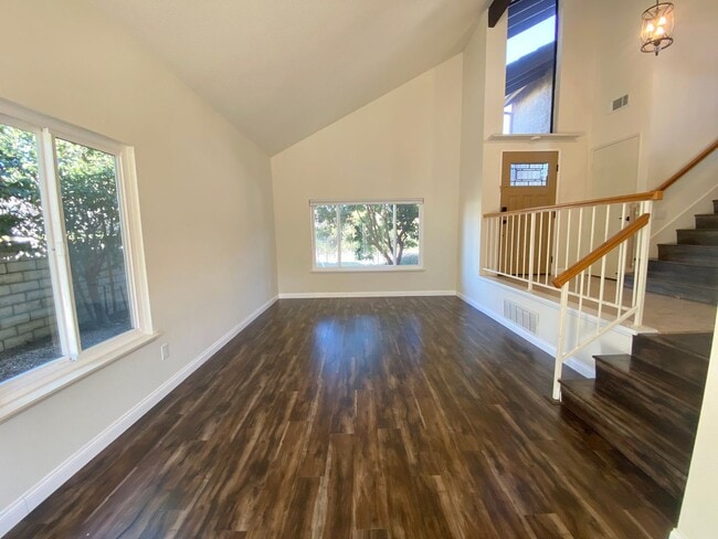 Building Photo - Gorgeous 3 bed 3 bath home in Thousand Oaks - First Time Rental!